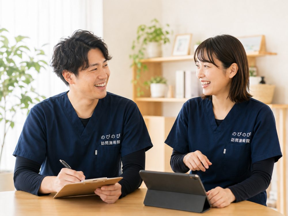 記録を確認しながら施術方針を話し合う施術者